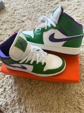 Size 6.5 Boys Hulk Jordan 1 Mid sneakers